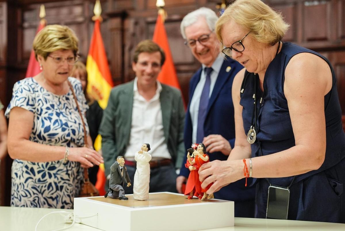 El Concello de Valga viajó a Madrid con su Belén Artesanal bajo el brazo para reunirse con Martínez-Almeida.