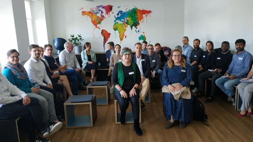 Rosa Sánchez, secretaria de Afiprodel, no centro á esquerda, cos participantes no encontro europeo celebrado na cidade de Hamburgo