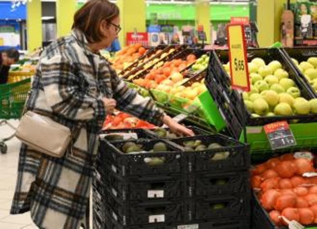 Clienta en una de las tiendas de HiperDino en Gran Canaria