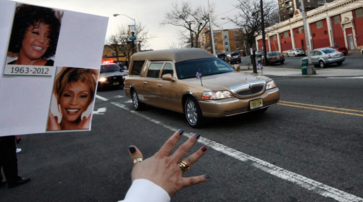 En un cotxe fúnebre daurat i escortades per la policia de Nova Jersey, les restes mortals de Whitney Houston s’han traslladat fins a l’església baptista de la Nova Esperança.