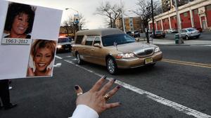 En un cotxe fúnebre daurat i escortades per la policia de Nova Jersey, les restes mortals de Whitney Houston s’han traslladat fins a l’església baptista de la Nova Esperança.