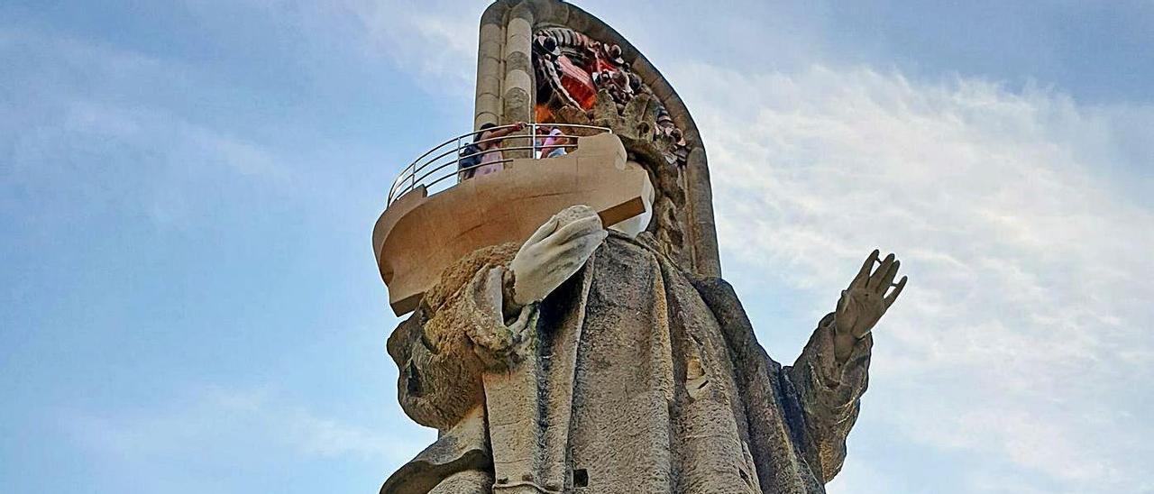 La Virgen de la Roca sufrió el desprendimiento de un pedazo del manto.