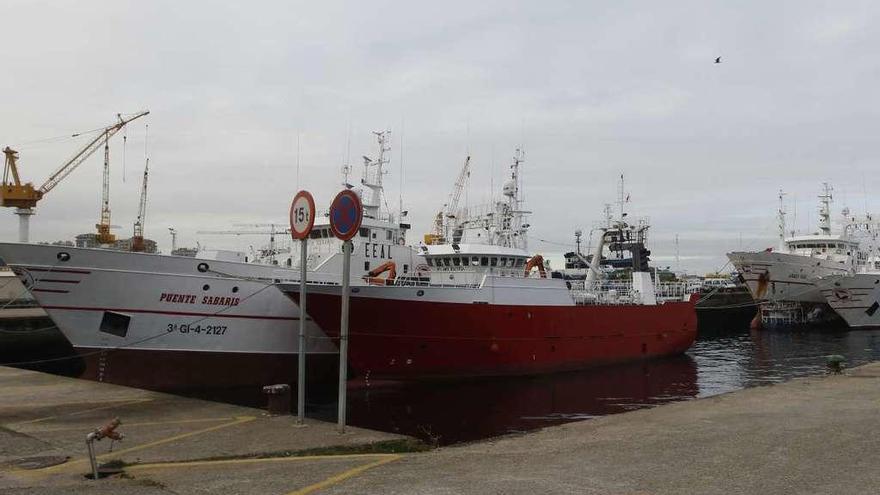 Flota gallega que pesca en las islas Malvinas amarrada en un puerto de la comunidad.