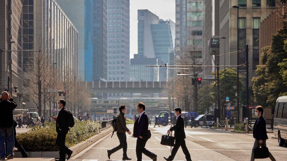 Trabajadores japoneses en las calles de Tokio