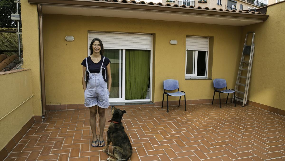 Anna Bagué, en su vivienda, todavía sin las placas solares que pagó por adelantado. 