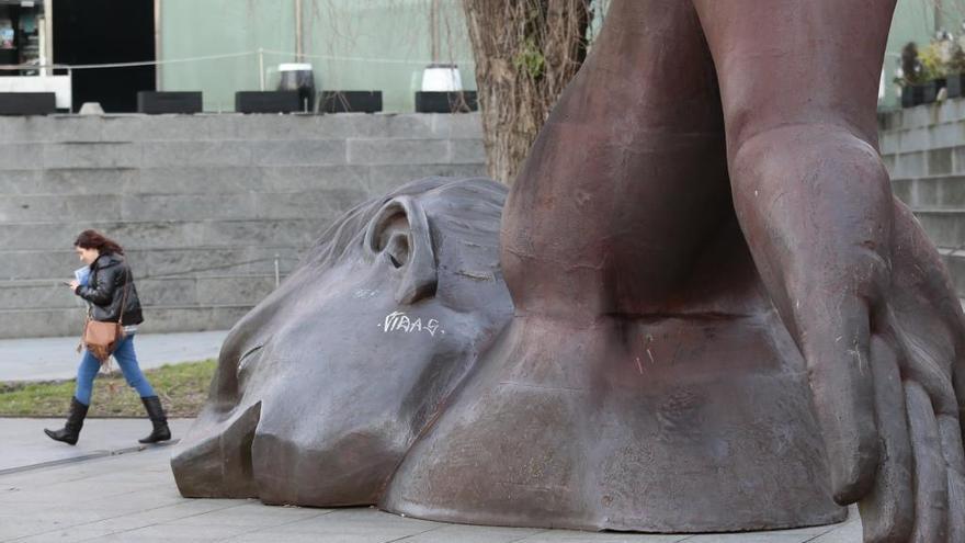 El Nadador, obra de Francisco Leiro, en Praza da Estrela // Adrián Trago