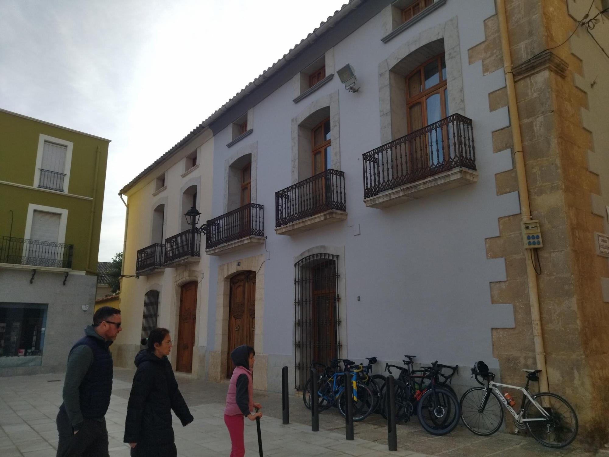 Una "nueva" plaza con mucha vida y casas y negocios históricos: así es Xaló