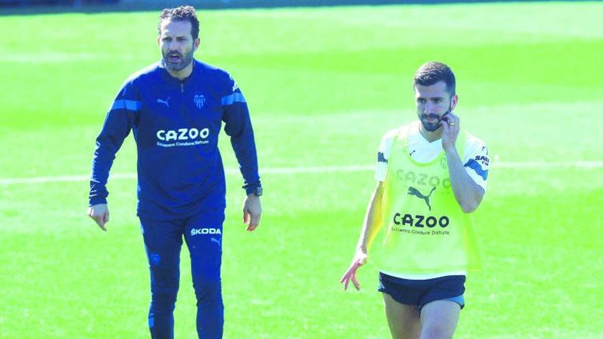 Rubén Baraja y José Luis Gayà, ayer, en el entrenamiento en la ciudad deportiva. | J.M.LÓPEZ