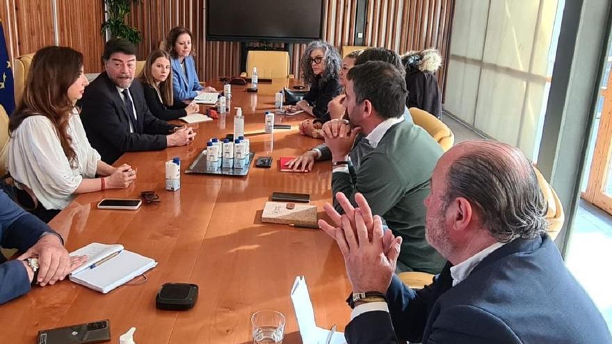 Barcala promete agilizar las licencias de Urbanismo para calmar a los empresarios del turismo de Alicante