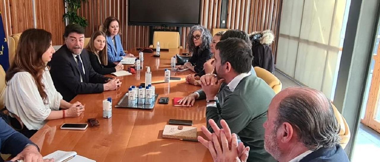 Un momento de la reunión celebrada este miércoles en el Ayuntamiento.