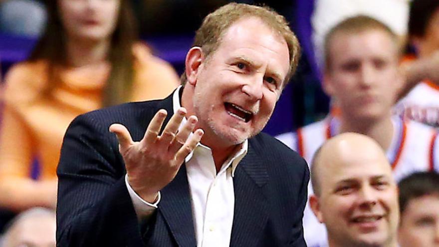 Robert Sarver aterriza en Valencia para acelerar la compra del Levante UD