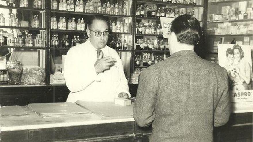 Alexandre Deulofeu a la seva farmàcia.