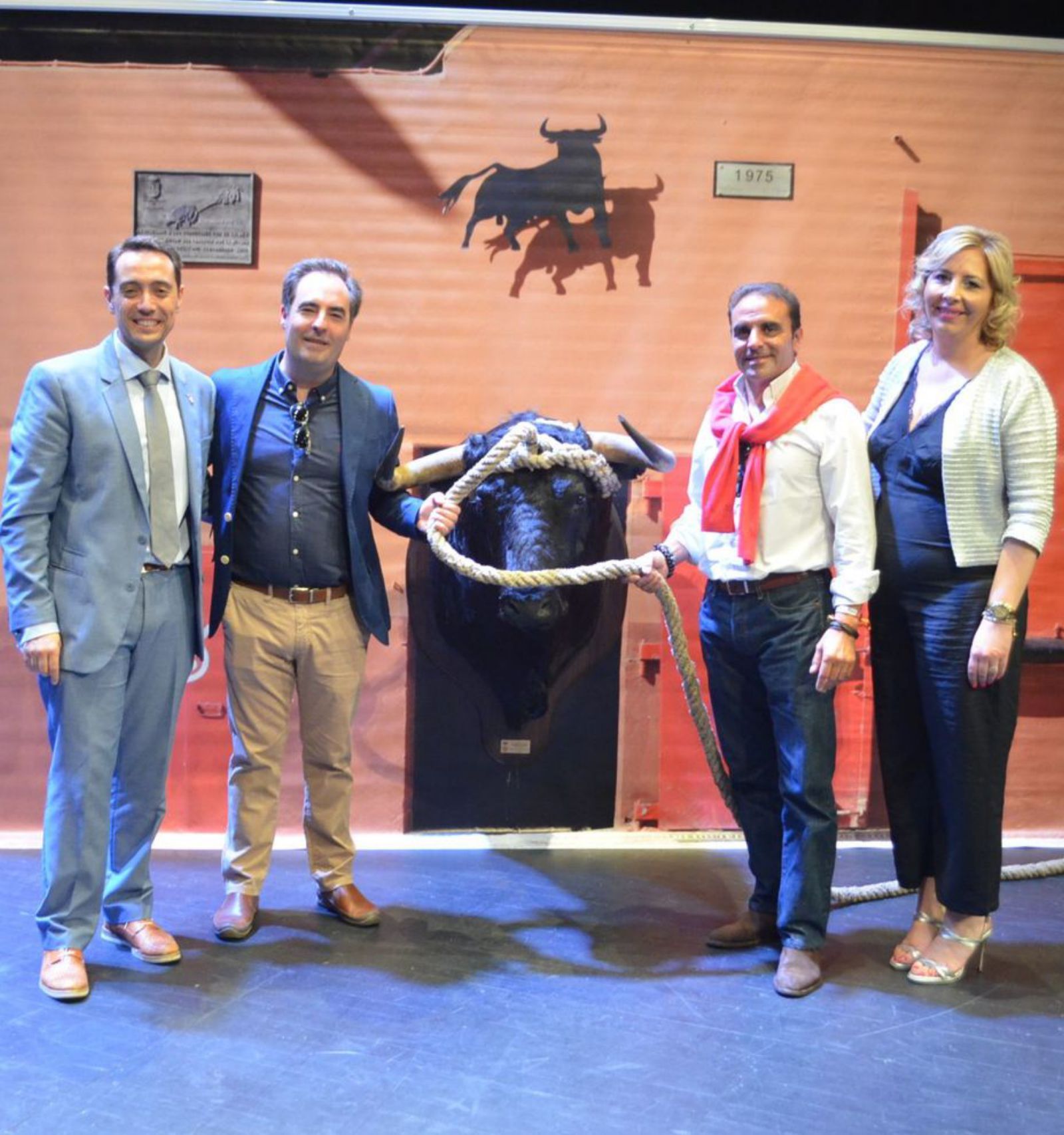 De izquierda a derecha: el alcalde de Benavente; el propietario de Peñajara; Ladis, colaborador en la búsqueda del toro; y la concejala de Fiestas. | E. P.