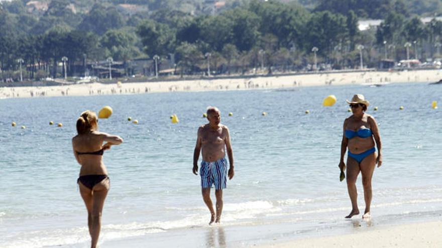 Bañistas en Samil, esta mañana. // Marcos Canosa