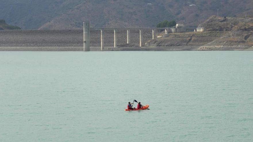 El embalse de la Viñuela es la principal fuente de abastecimiento para la empresa pública Axaragua.