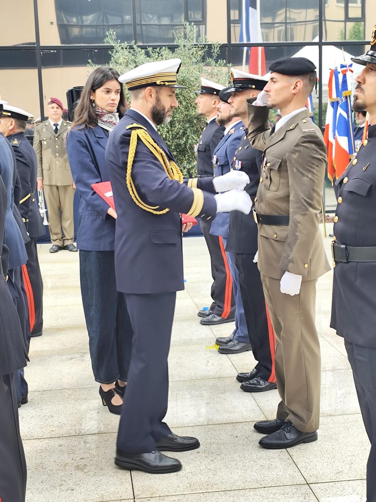 El soldado Rodríguez recibe la condecoración por parte del Consulado de Francia.