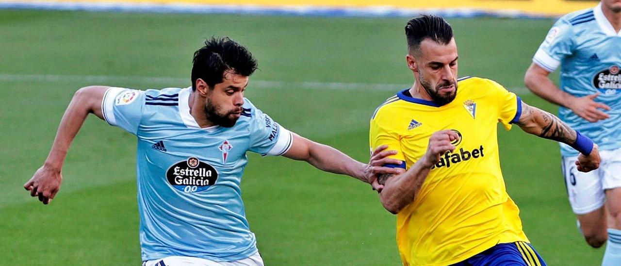 Néstor Araújo persigue al cadista Álvaro Negredo durante el choque diputado ayer en el Ramón de Carranza entre el Cádiz y el Celta. // ROMÁN RÍOS (EFE)