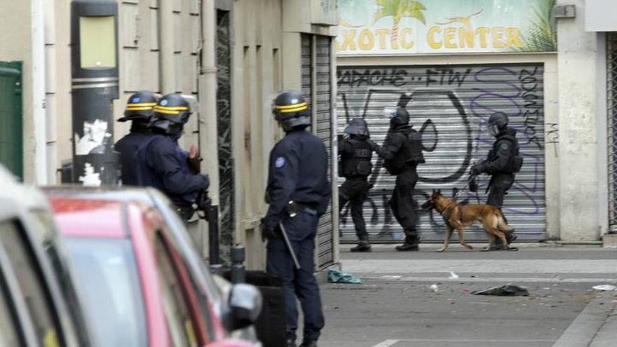 Tiroteo en la periferia de París para cazar al cerebro del 13N