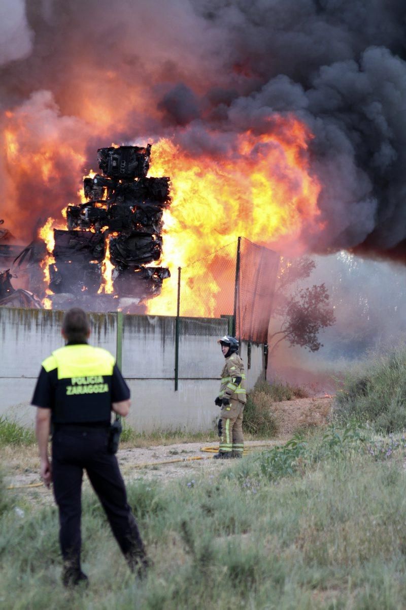 Incendio en un desguace en la Carretera del Aeropuerto