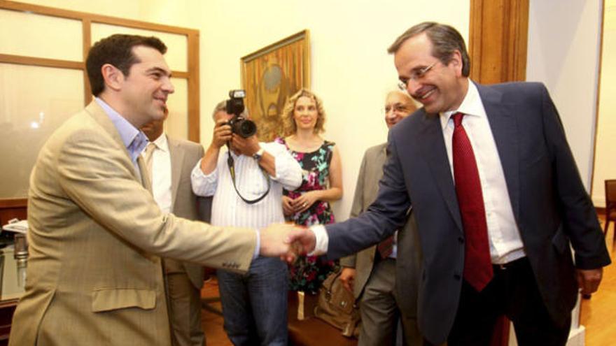 El líder de la conservadora Nueva Democracia (ND), Antonis Samarás (dcha), se reúne con el líder de la Izquierda Radical de Syriza, Alexis Tsipras (izda), en el Parlamento griego.