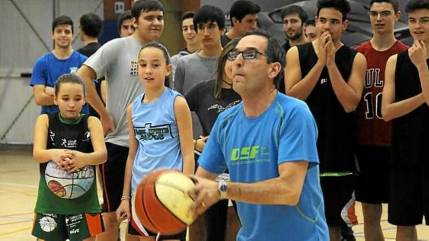 L&#039;alcalde de Sant Fruitós, Joan Carles Batanés, provant un tir a cistella