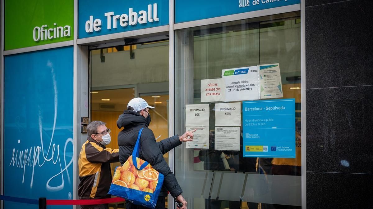 Barcelona 05 01 2021 Economia Colas oficina de treball calle sepulveda 156 Aumento del paro AUTOR Manu Mitru