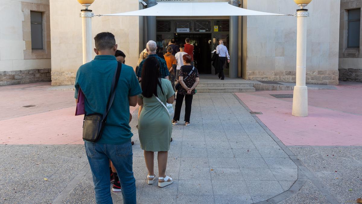 Colas a la entrada del Palacio de Justicia de Benalúa en Alicante este verano.