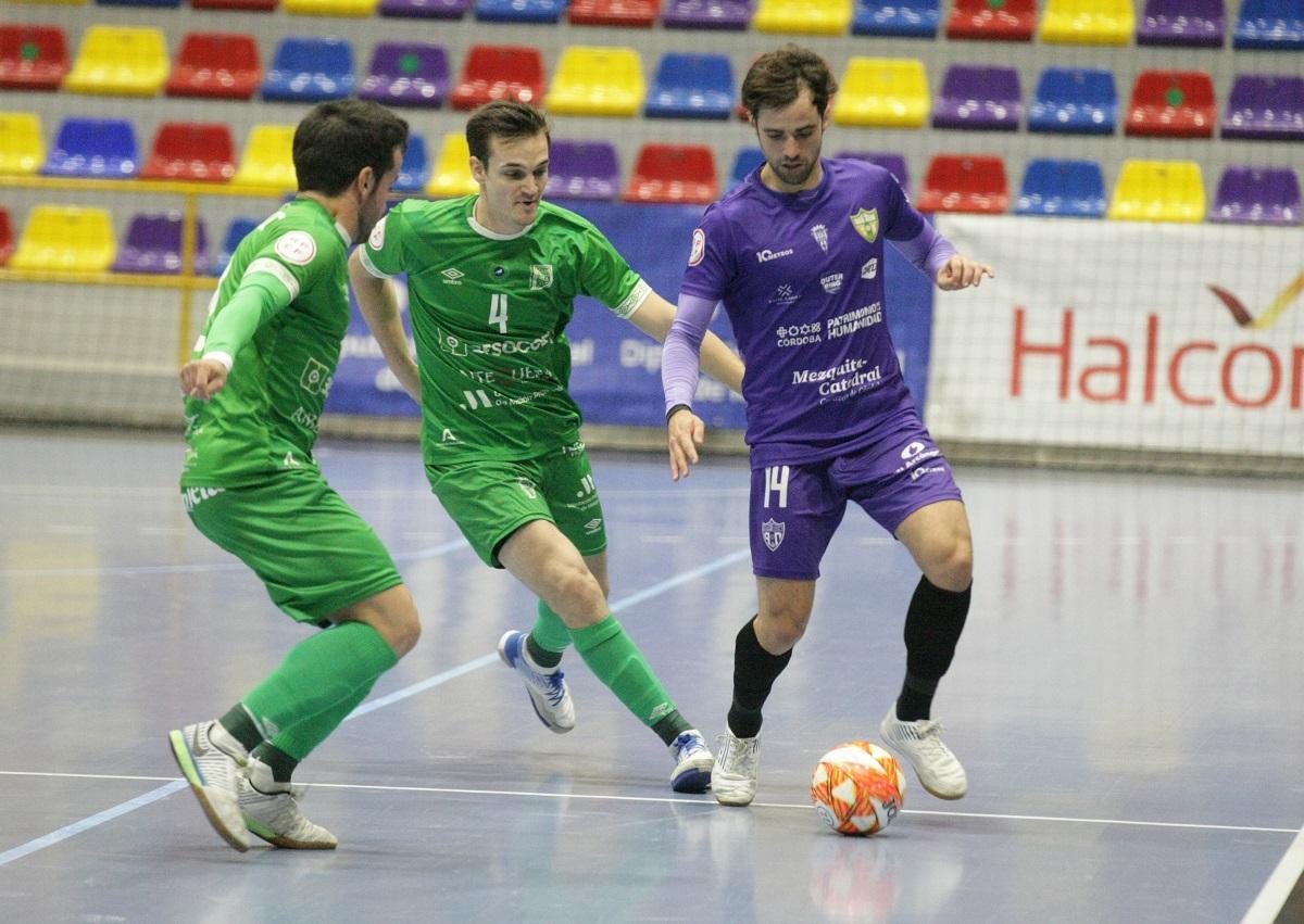Pablo Del Moral acosado por dos rivales en el UMA Antequera-Córdoba Futsal.