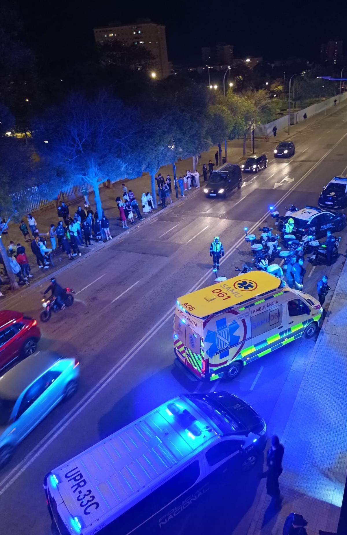 Policías y sanitarios, anoche en lugar de la agresión.