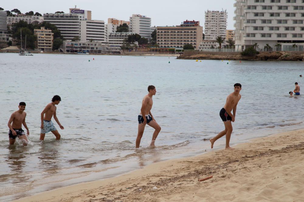 Fase 2 de la desescalada de Mallorca: Primer día con el baño autorizado en las playas