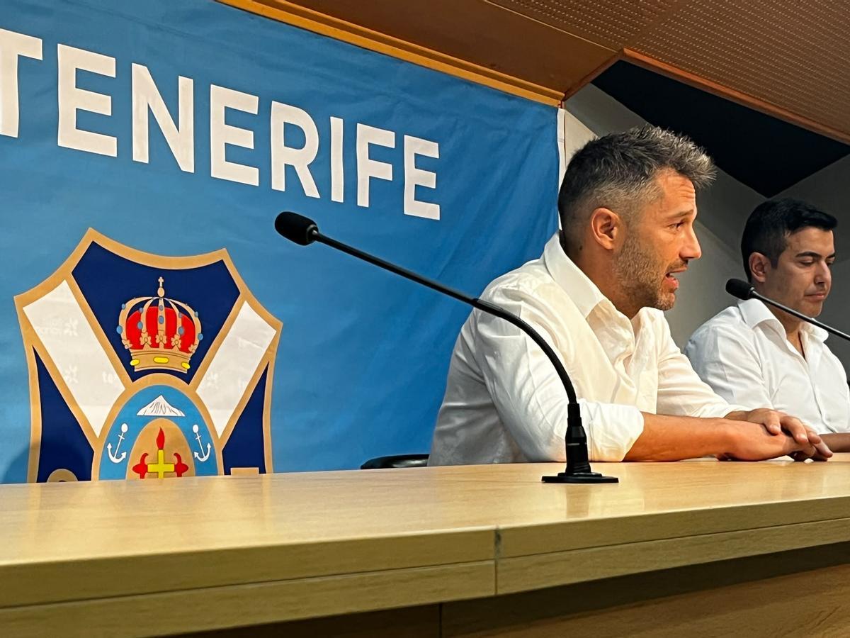 Aitor Sanz, junto a Rayco García, en la rueda de prensa de su despedida