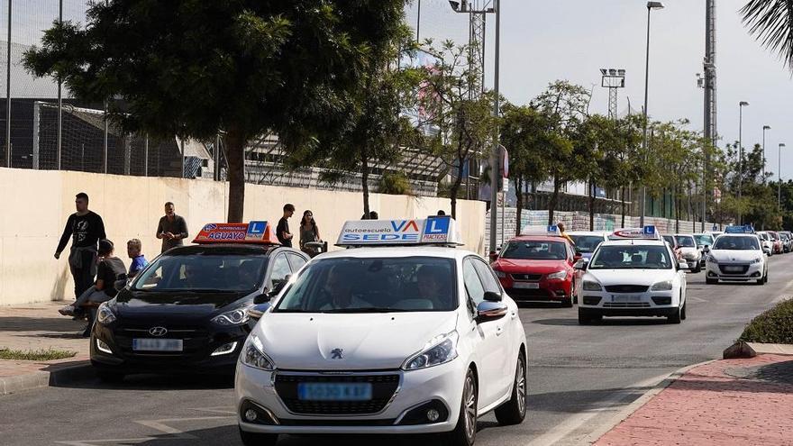 Coches de autoescuela junto a la Jefatura Provincial de la DGT.