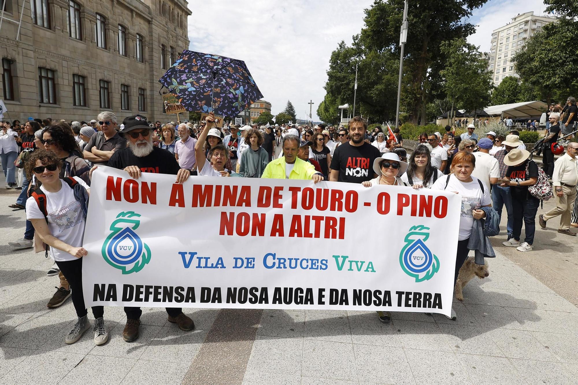 Miles de gallegos marchan de Pontevedra hasta Lourizán en protesta por las celulosas de Ence y Altri
