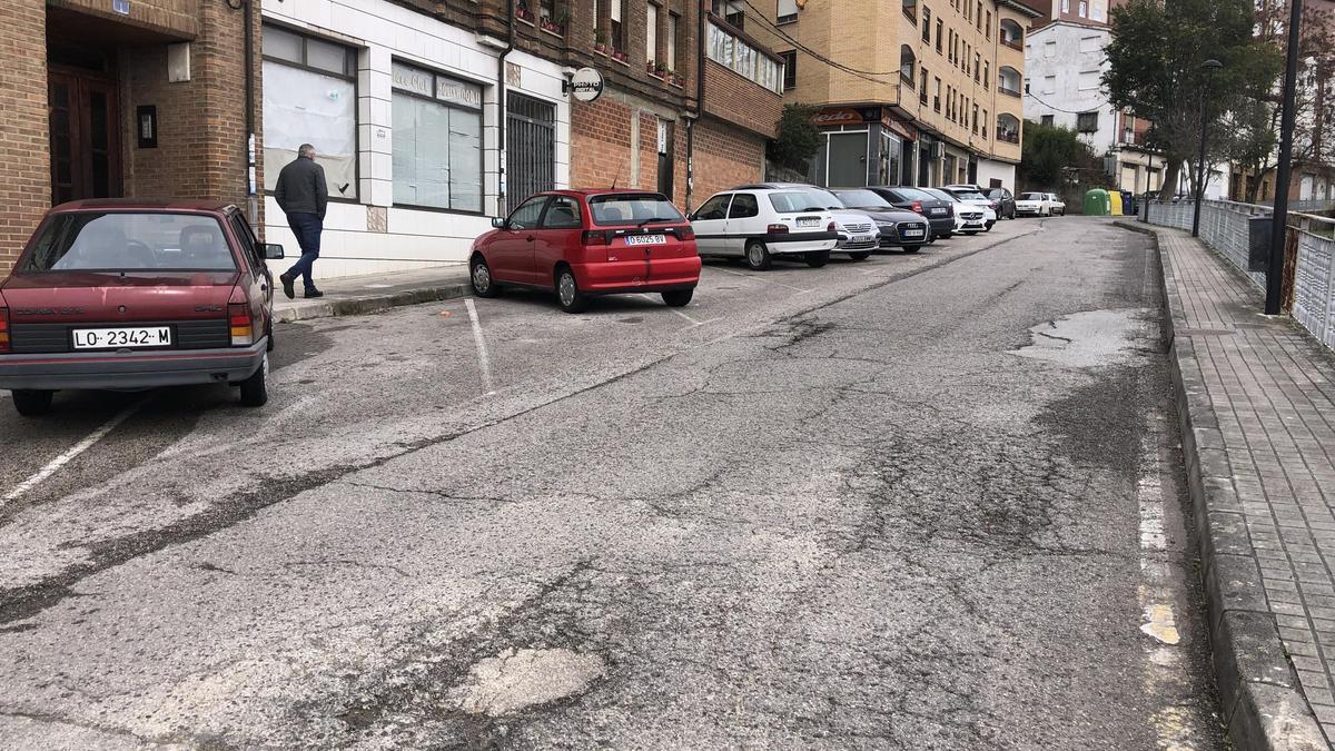 Estado de la Carretera San Roque en el centro de Tineo.