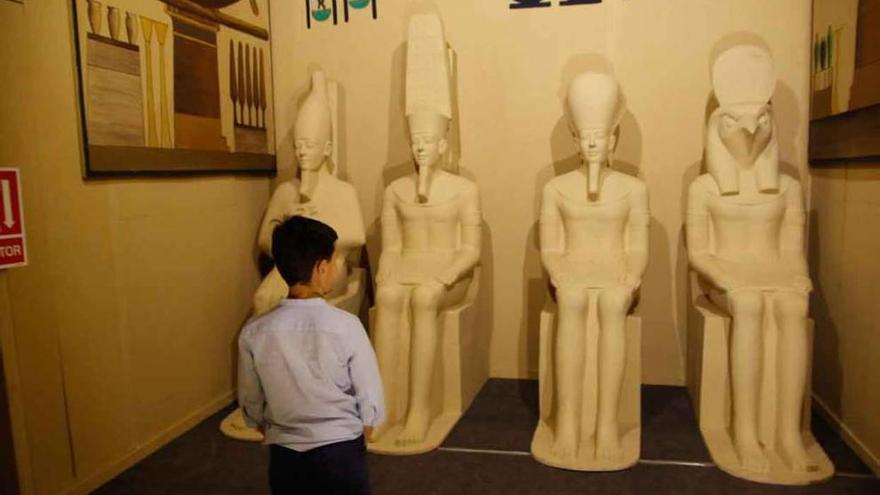 Exposición sobre Egipto, instalada en el Centro Comercial Valderaduey-Eroski.