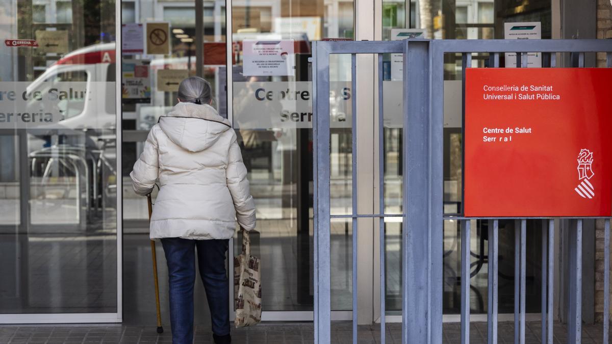 Una paciente entrando al centro de salud Serrería de València.