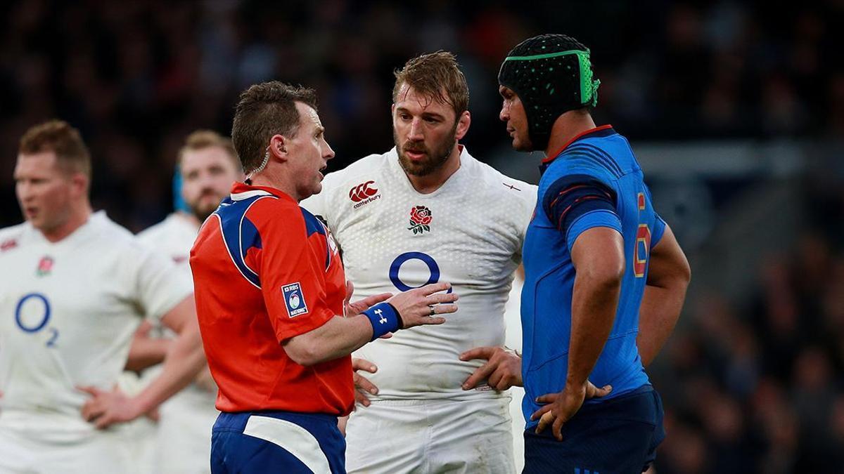 Nigel Owens habla con los capitanes de Inglaterra (Robshaw) y de Francia (Dusatoir).