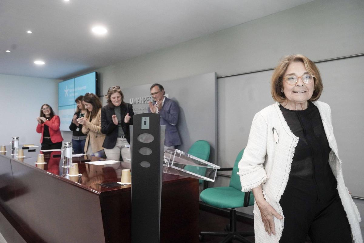 La doctora Gomar aplaudida pels protagonistes de la taula rodona