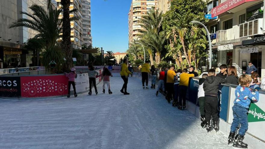 Pista de hielo en la avenida de la Libertad de Murcia.  | AYTO.MURCIA