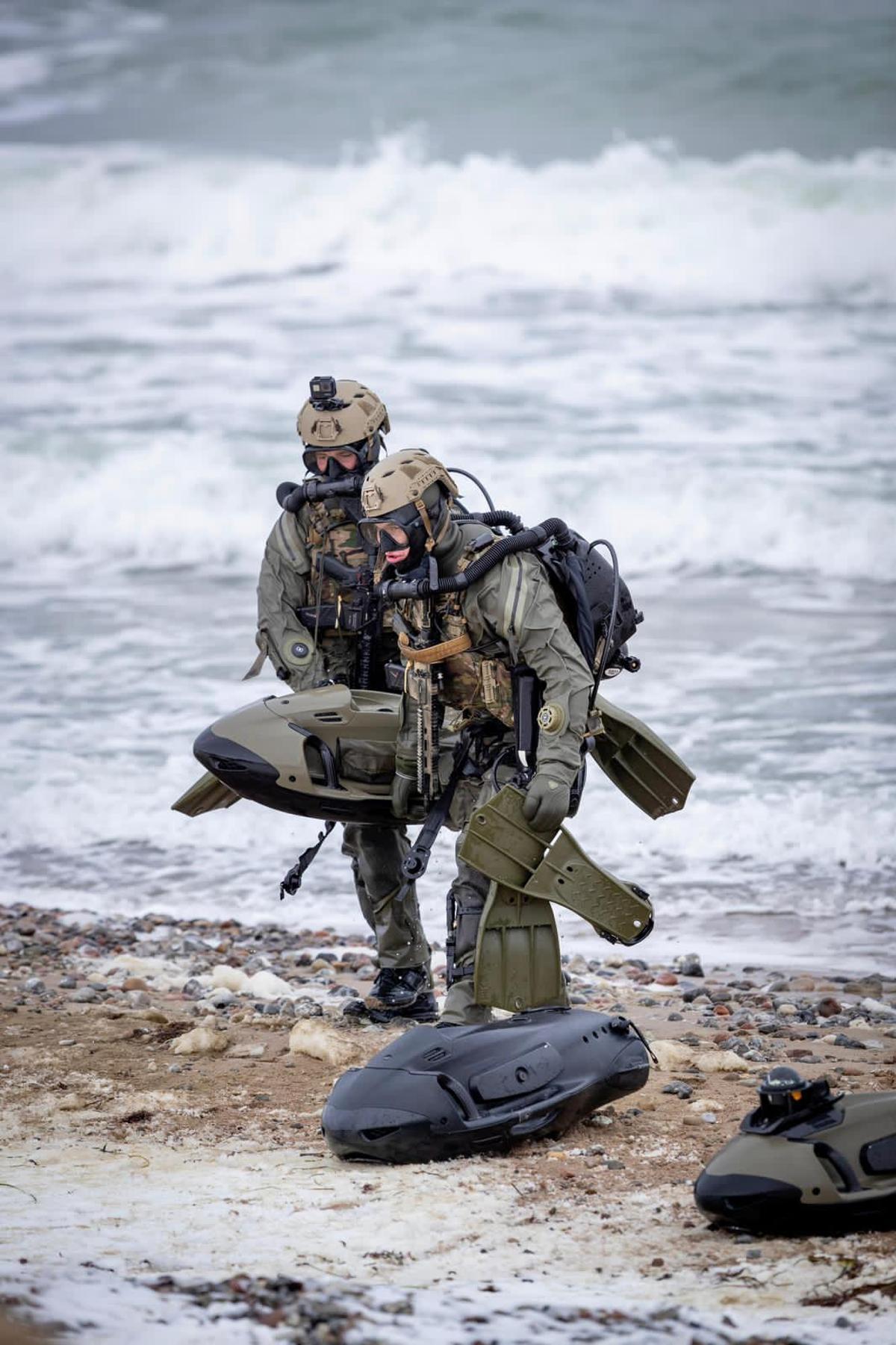 Dos soldados españoles de operaciones especiales en una playa báltica alemana tras practicar el buceo de combate en aguas frías