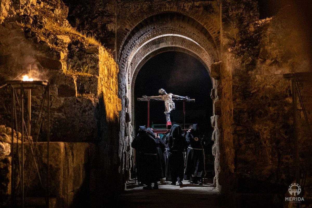 Fotogalería | Mérida se estremece con un multitudinario Vía Crucis en el Anfiteatro Romano