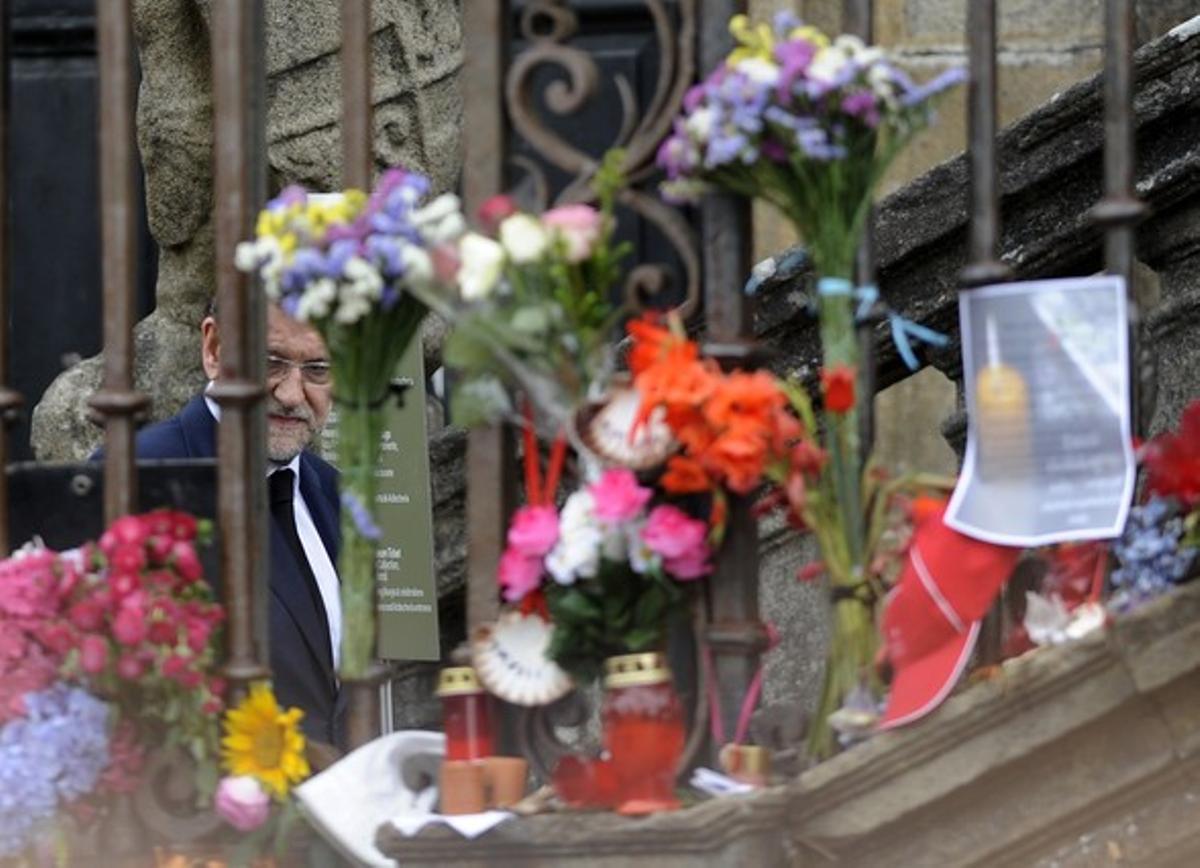 Rajoy observa les flors i les espelmes dipositades a la plaça de l’Obradoiro de Santiago, en memòria per les víctimes de l’accident de tren del passat dia 24.