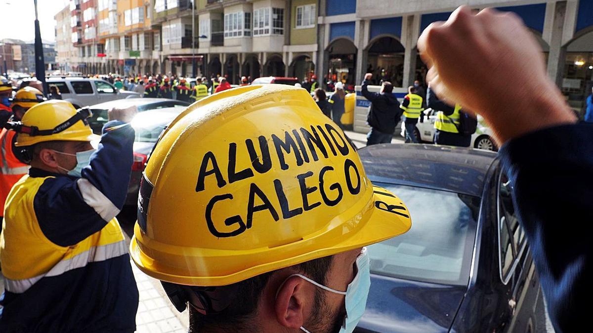 Trabajadores de Alcoa San Cibrao, en una protesta contra el cierre de la fábrica de aluminio. |   // ELISEO TRIGO