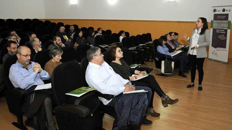 María García Suárez en la charla formativa promovida por Xundeva. // Bernabé/Javier Lalín