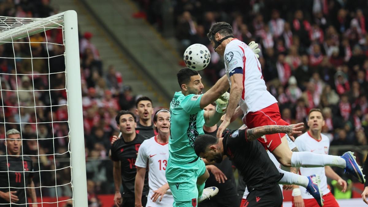 El momento del gol de Lewandowski con Polonia