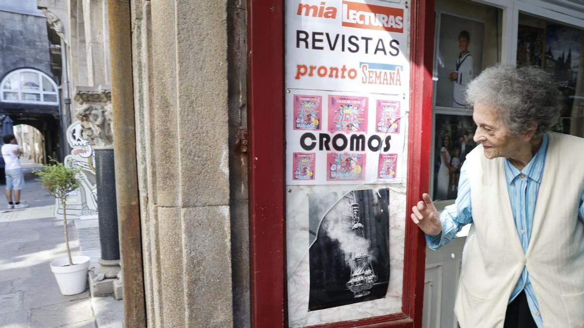 Julia López, de Foto Sandine, sinala a rotura na cristaleira da porta do seu establecemento