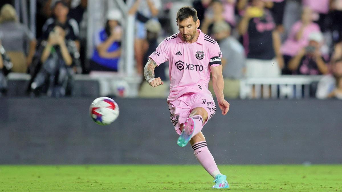 Messi lanza una falta durante el partido entre el Inter Miami y el FC Cincinnati.