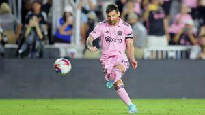 Messi lanza una falta durante el partido entre el Inter Miami y el FC Cincinnati.