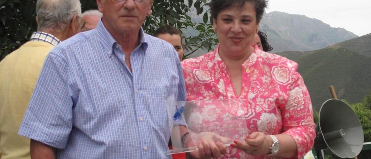 Jugadores de la Parraguesa y de Cangas de Onís antes de su partida de Liga.