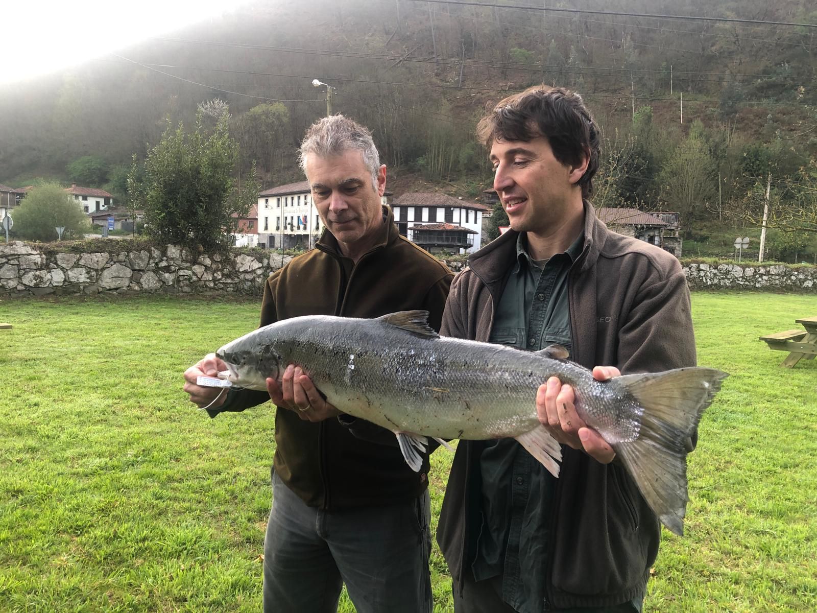 Sale en Campanu 2022: el primer salmón de la temporada se pesca en el Narcea y pesa 6,7 kilos